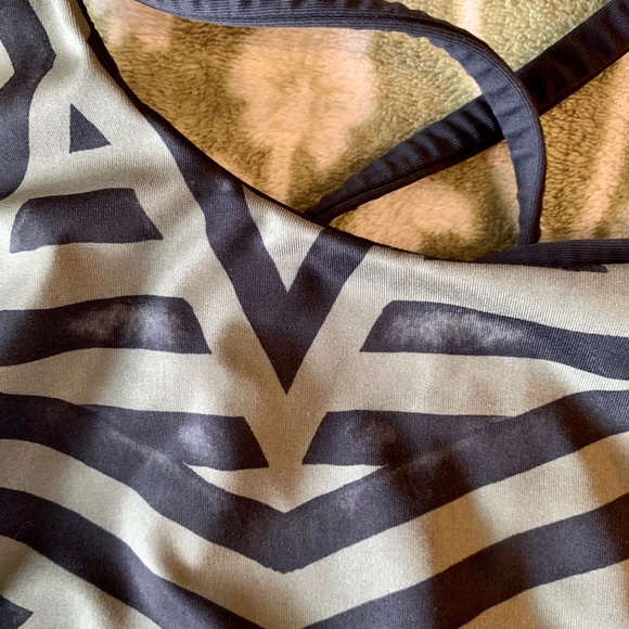 Lululemon size 6 sports bra (energy style) - Picture 2 of 4